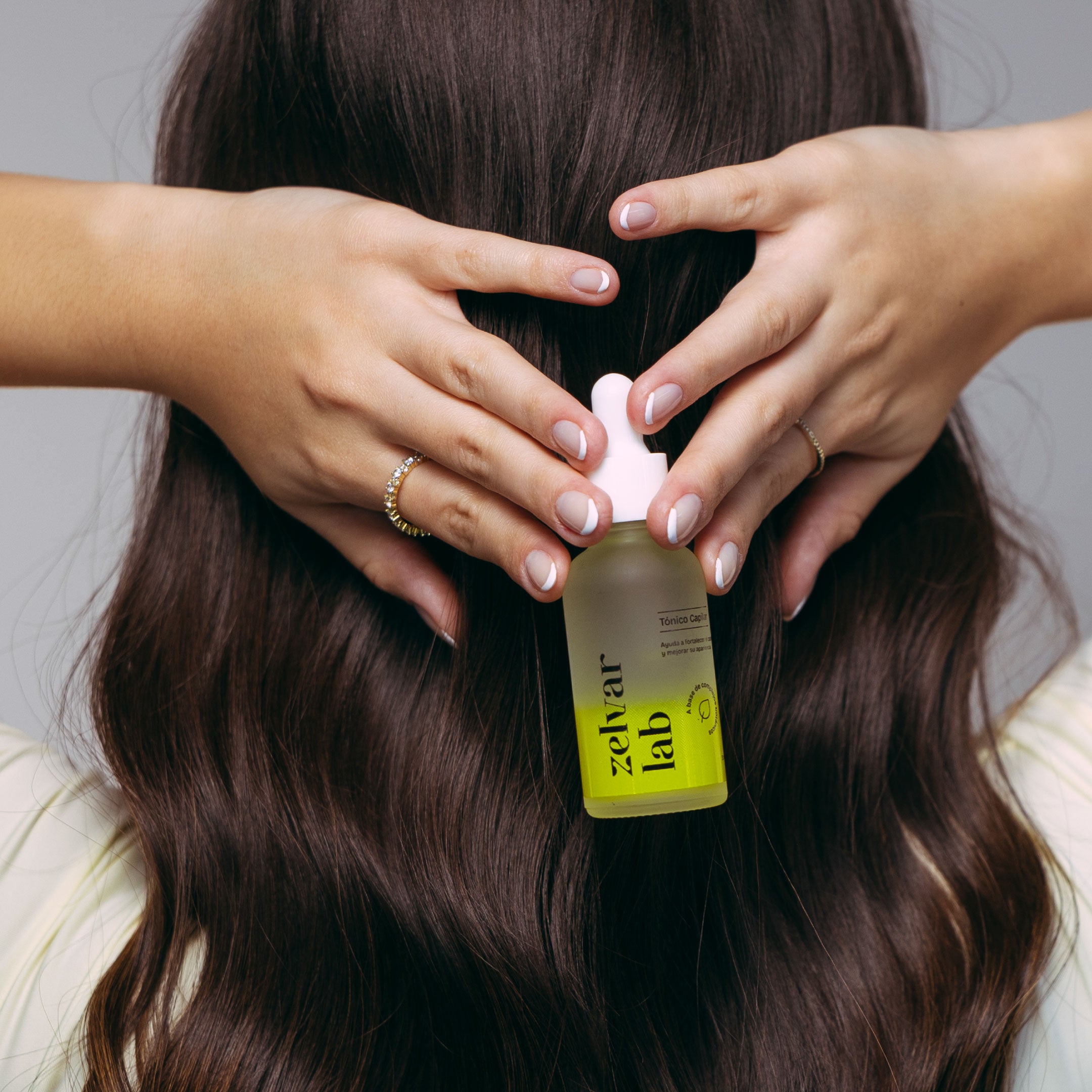 El tónico Zelvar Lab fortalece el cabello desde la raíz