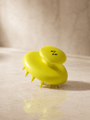 Masajeador capilar de silicona amarillo Zelvar Lab con puntas suaves